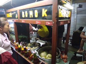 Menikmati Bakso Super Jumbo di Denpasar yang Banjir Pembeli