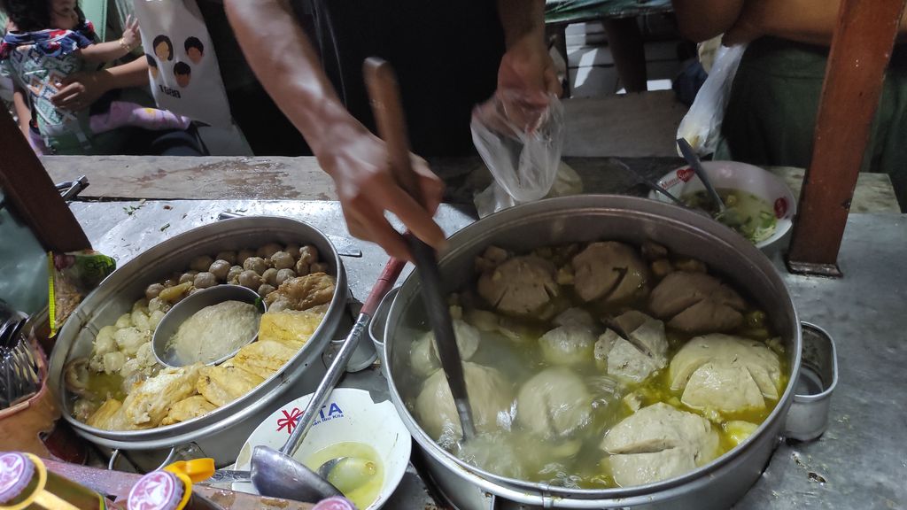 Bakso Bomok Blitar super laris di Jalan Kertapura Nomor 1A, Desa Pemecutan Kelod, Kecamatan Denpasar Barat, Kota Denpasar.