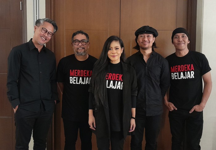 Band Cokelat.