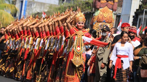 Barisan penari Jayaning Singasana AUM yang ditetapkan sebagai tari kebesaran Tabanan di parade budaya HUT Kota Tabanan Ke-529. Foto: Chairul Amri Simabur