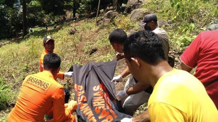 Basarnas evakuasi WNA Inggris yang ditemukan tewas di tepi jurang hutan Ternate.