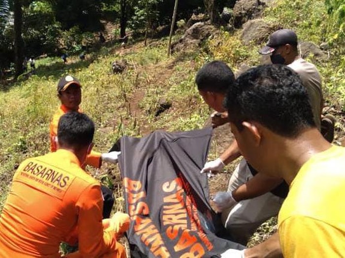 Basarnas evakuasi WNA Inggris yang ditemukan tewas di tepi jurang hutan Ternate.