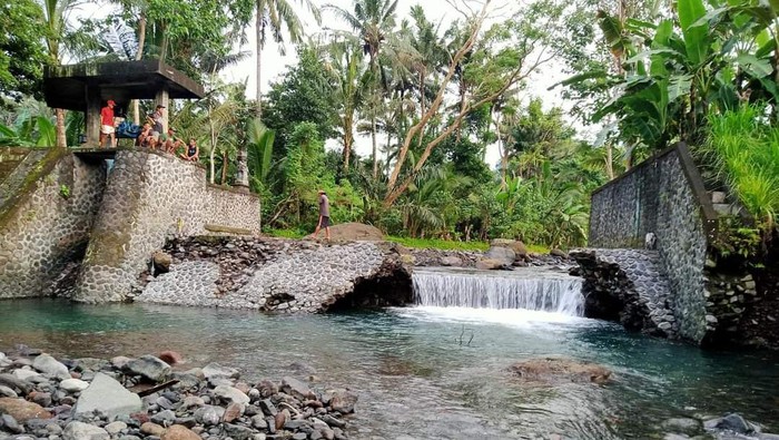 Bendungan yang biasa digunakan untuk mengairi sawah di Desa Gegelang, Kecamatan Manggis, Kabupaten Karangasem, Bali, jebol.