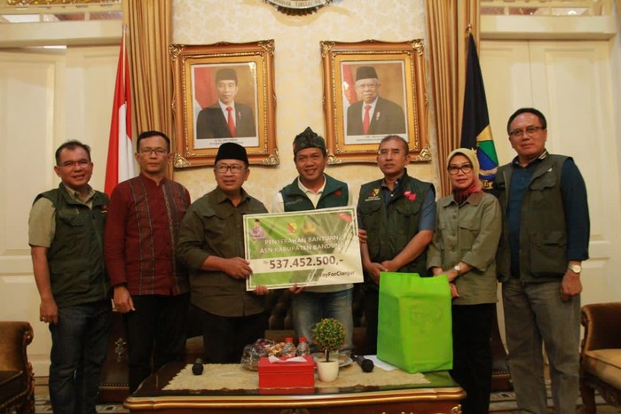 Bupati Bandung Serahkan Donasi