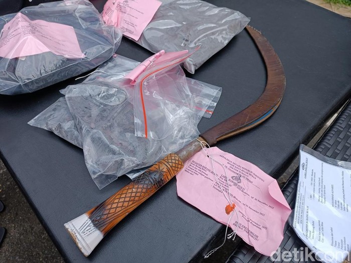 Penampakan celurit yang digunakan SDA membacok F di Jalan Kapten Katamso, Deli Serdang, saat ditampilkan di Mako Polrestabes Medan, Minggu (27/11/2022)