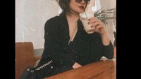 Dikenal sebagai pengusaha, Citra Kresna sering memperlihatkan momen ngopi cantik di kafe. Seperti yang terlihat pada foto ini. Foto: Instagram @citra_kresna