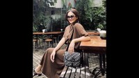 Selain itu, ada juga keseruan Citra Kresna saat nongkrong di kafe outdoor. Kafenya ini dikelilingi dengan tanaman hijau sehingga tampak asri. Foto: Instagram @citra_kresna