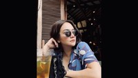 Ada juga momen Citra Kresna saat menikmati es teh kekinian di kafe. Kafenya unik dengan interior rumah Jawa Tradisional. Foto: Instagram @citra_kresna