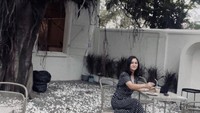 Bak anak muda, ada juga momen Citra Kresna ngopi di kafe outdoor. Di dekat pohon bringin besar, ia menikmati kopi dan aneka kue. Foto: Instagram @citra_kresna