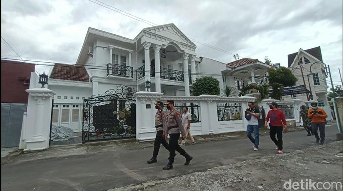 Danrem 072/Pamungkas Brigjen Puji Cahyono dan jajaran meninjau sekitar lokasi rumah Erina Sofia Gudono, Sleman, Minggu (27/11/2022).
