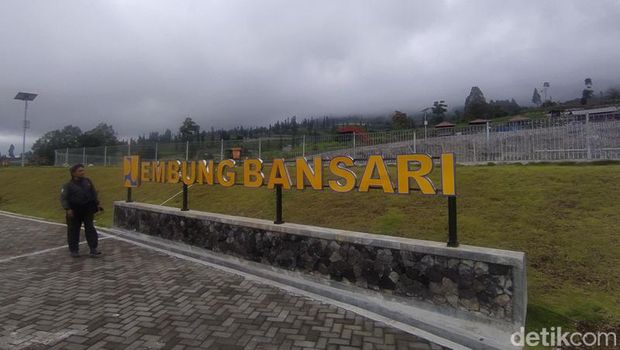 Embung Bansari yang berada di lereng Gunung Sindoro, Temanggung.