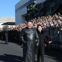 Mereka marah melihat wajah berisi dari anak kesayangan yang sering muncul di propaganda. Mereka bilang dia terlihat berbeda dari anak-anak bisa yang tidak bisa makan tiga hari sekali karena kekurangan makanan, kata sumber lain. Foto: Reuters/KCNA