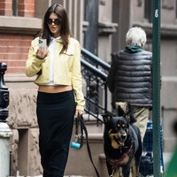 Suhu di New York City (NYC), kota Emily Ratajkowski bernaung, mulai merendah seiring dengan datangnya musim dingin. Walau begitu, sang model tak gentar untuk tetap tampil dengan gaya khasnya yang seksi saat berkeliaran di luar ruangan. (Foto: GC Images/Gotham)