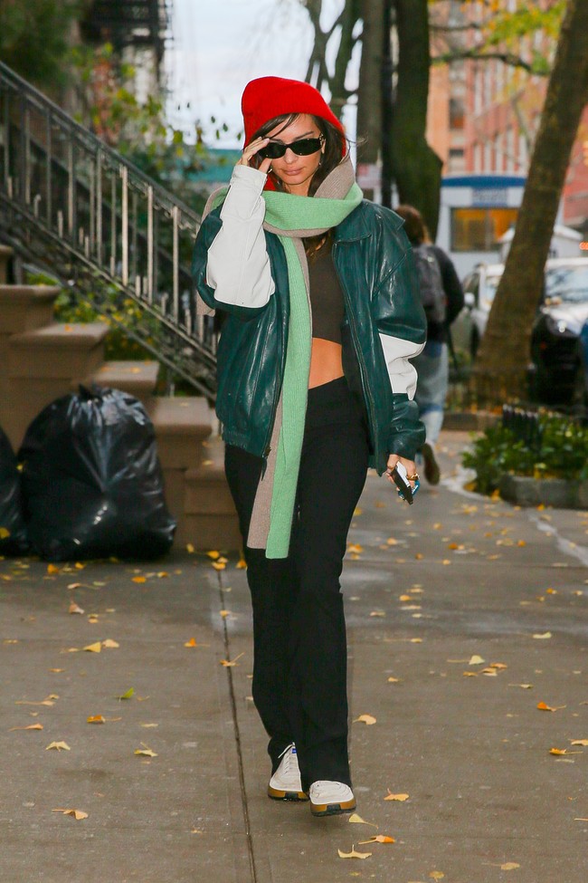 Musim dingin selalu menjadi yang pas buat ibu satu anak ini untuk bermain dengan teknik layering atau pakaian bertumpuk. Meski berlapis-lapis, Emrata tetap memastikan perut ratanya terekspos. (Foto: GC Images/Gotham)