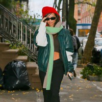 Musim dingin selalu menjadi yang pas buat ibu satu anak ini untuk bermain dengan teknik layering atau pakaian bertumpuk. Meski berlapis-lapis, Emrata tetap memastikan perut ratanya terekspos. (Foto: GC Images/Gotham)