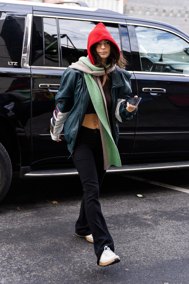 Celana dengan potongan slim ikut mempertahankan aura seksi Emrata meski tampil dengan jaket oversized. (Foto: GC Images/Gotham)