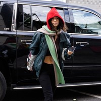Celana dengan potongan slim ikut mempertahankan aura seksi Emrata meski tampil dengan jaket oversized. (Foto: GC Images/Gotham)