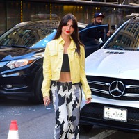 Satu lagi gaya seksi Emrata saat musim dingin. Jaket kuning lagi-lagi menjadi andalannya. (Foto: GC Images/Raymond Hall)