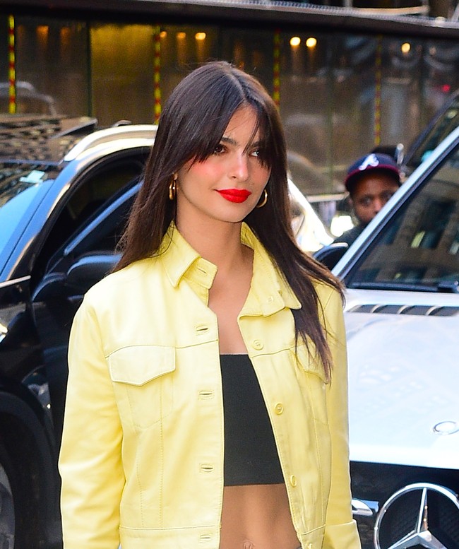 Tentunya, jaket tersebut menjadi luaran dari crop-top yang mengekspos perut. Jadi penasaran, apakah Emily Ratajkowski pernah merasakan yang namanya masuk angin? (Foto: GC Images/Raymond Hall)