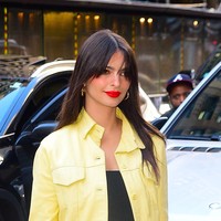 Tentunya, jaket tersebut menjadi luaran dari crop-top yang mengekspos perut. Jadi penasaran, apakah Emily Ratajkowski pernah merasakan yang namanya masuk angin? (Foto: GC Images/Raymond Hall)