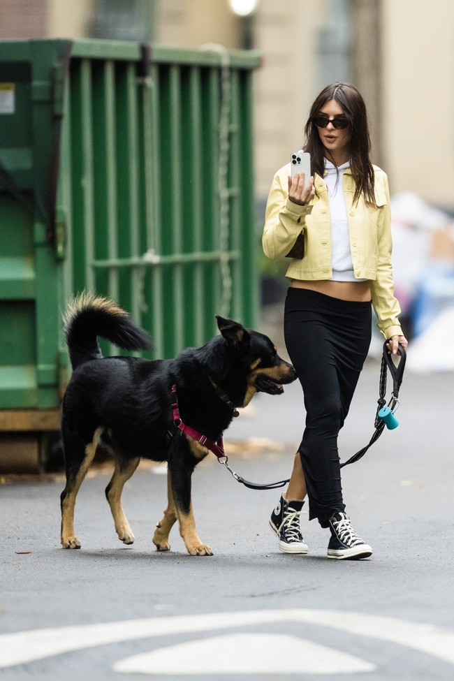 Pada Jumat (25/11/2022), Emrata, begitu sapaan akrabnya, tertangkap kamera paparazi sedang mengajak jalan anjingnya di jalanan Manhattan, NYC. Kombinasi crop-top yang mengekspos perut dan rok panjang lurus menjadi andalan. Sebuah jaket kulit berwarna kuning cerah menjaga Emily tetap hangat. (Foto: GC Images/Gotham)