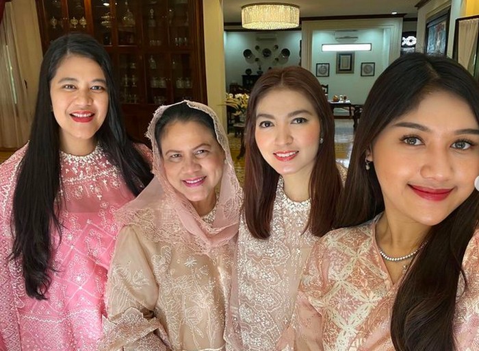 Gaya Kompak Erina Gudono Bersama Ibu Negara dan Calon Kakak Ipar Gaya Kompak Erina Gudono Bersama Ibu Negara dan Calon Kakak Ipar