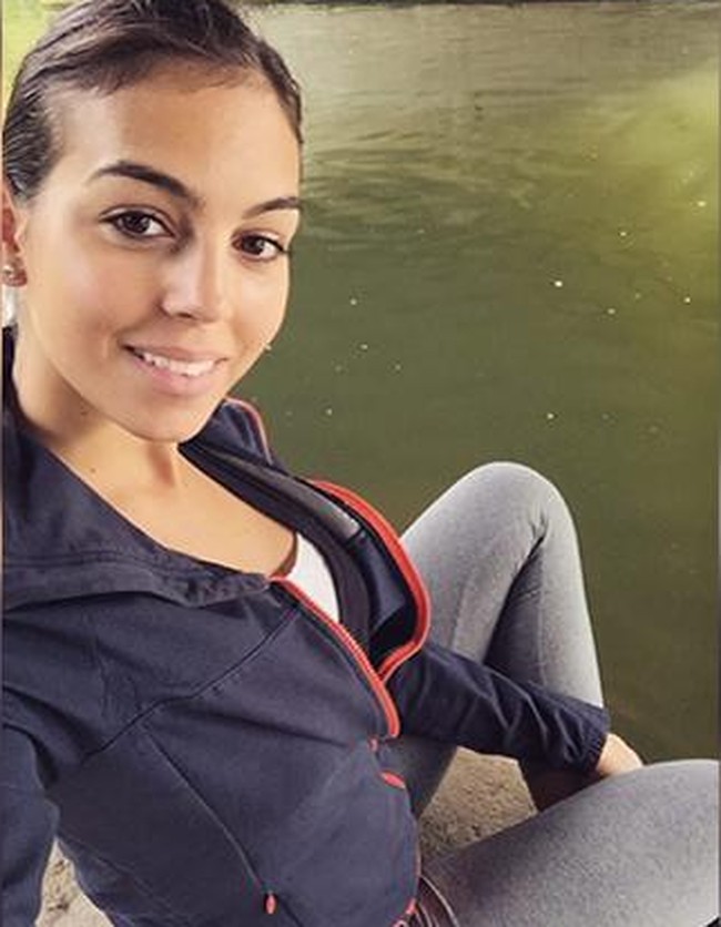 Georgina mulai berkencan dengan Ronaldo ketika ia masih jadi penjaga toko Gucci di Madrid. Saat itu, bayarannya £10 (Rp 194 ribuan) per jam. Dilaporkan ia juga pernah bekerja sebagai pengasuh.Foto: Instagram Georgina Rodriguez