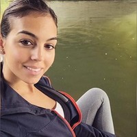 Georgina mulai berkencan dengan Ronaldo ketika ia masih jadi penjaga toko Gucci di Madrid. Saat itu, bayarannya £10 (Rp 194 ribuan) per jam. Dilaporkan ia juga pernah bekerja sebagai pengasuh.Foto: Instagram Georgina Rodriguez