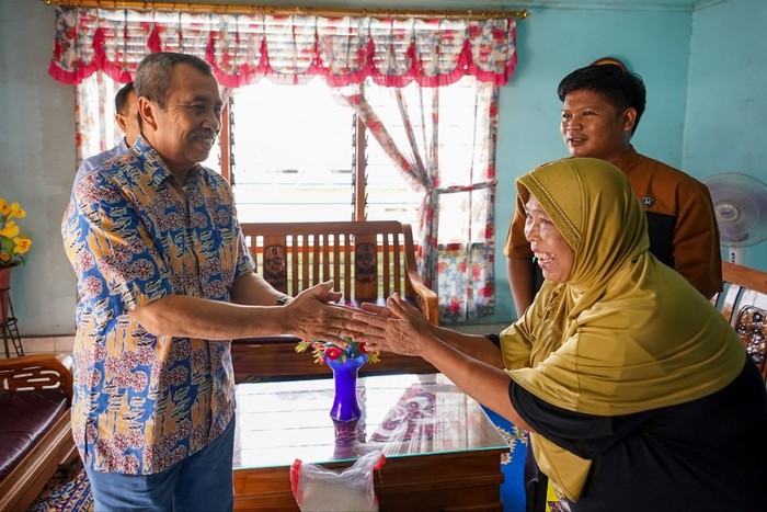 Gubernur Riau Beri Bantuan Beras-Uang Tunai ke Pensiunan
