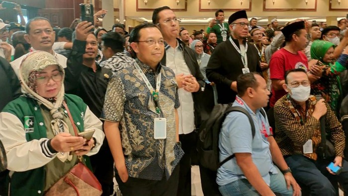 Herman Khaeron Kembali Jadi Presidium Majelis Nasional KAHMI Dari 90 nama yang daftar maju sebagai calon Presidium Majelis Nasional KAHMI tersisa 9 nama terpilih. Satu diantaranya Herman Khaeron.