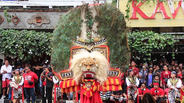 Iring-iringan dan atraksi kesenian dari beberapa kelompok seni dari Tabanan dan daerah lain yang berpartisipasi di parade budaya HUT Kota Tabanan Ke-529. Foto: Chairul Amri Simabur