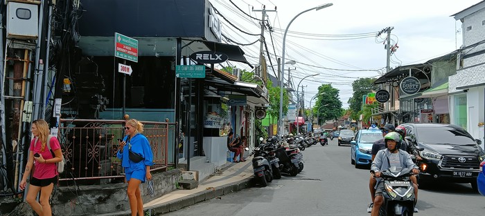 Jalan Camplung Tanduk di Seminyak, Kuta, Badung. Foto: Triwidiyanti