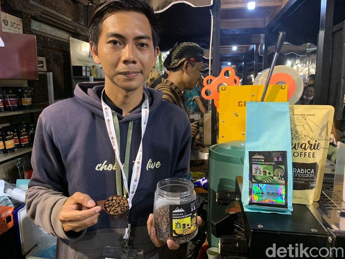 Java Coffee Culture (JCC) digelar di Surabaya. JCC mengusung tema Beyond a Cup of Coffee yang diharapkan mendongkrak perekonomian para pengusaha kopi di Jawa.