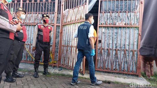 Pihak kepolisian saat mendatangi TKP tewasnya satu keluarga tewas mengering di Kalideres, Jakarta Barat