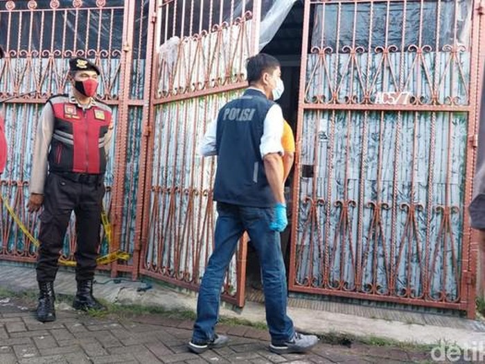 Pihak kepolisian saat mendatangi TKP tewasnya satu keluarga tewas mengering di Kalideres, Jakarta Barat