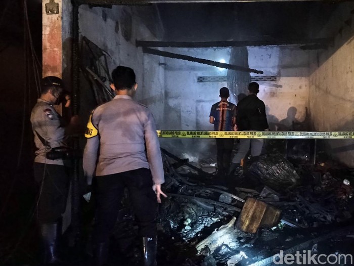 Tiga kios di Pasar Atom Bandung, Kecamatan Bandung, Tulungagung terbakar. Tiga mobil pemadam kebakaran diterjunkan ke lokasi kejadian.