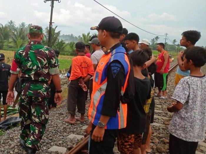 Pria di Banyuwangi tewas tertabrak Kereta Api (KA) Wijaya Kusuma. Ia tertabrak saat berjalan di tengah rel.