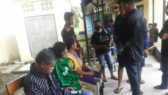 Keluarga korban tewas mengapung di Pantai Lalendo, tampak memadati Instalasi Pemulasaran Jenazah RS Bhayangkara Kupang Minggu (27/11/2022) siang.