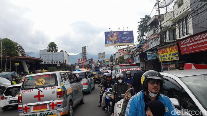 Kemacetan di kawasan Puncak Bogor siang ini pukul 11.47 WIB (M Sholihin/detikcom)