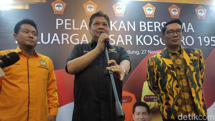 Ketum Partai Golkar Airlangga Hartarto dan Gubernur Jabar Ridwan Kamil saat menghadiri pelantikan PDK Kosgoro 1957 Jawa Barat di Gedung Sate. Airlangga memastikan Ridwan Kamil bakal segera masuk Partai Golkar