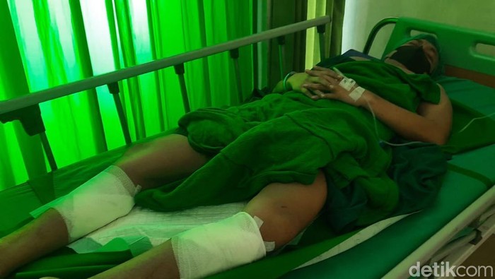 Korban luka bacok akibat serangan gerombolan pemotor di Sidoarjo