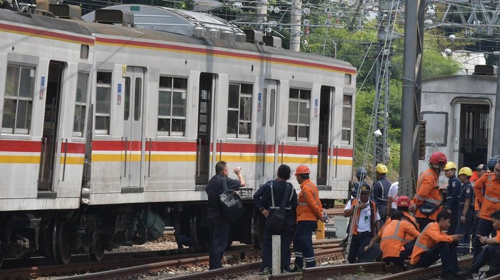 Sejumlah petugas menyelesaikan proses penarikan rangkaian KRL (Kereta Rel Listrik) yang anjlok di perlintasan menuju Stasiun Manggarai, Jakarta, Minggu (27/11/2022). Menurut keterangan pihak KAI Commuter, kereta yang anjlok merupakan rangkaian KRL yang mengalami gangguan di Stasiun Kampung Bandan dan selanjutnya ditarik dengan kereta untuk perbaikan di Balai Yasa Manggarai. ANTARA FOTO/ Fakhri Hermansyah/aww.