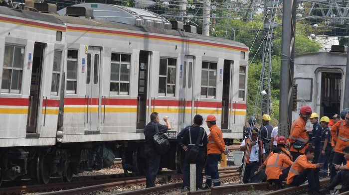 KRL Gangguan di Manggarai Ditarik ke Balai Yasa Sejumlah petugas menyelesaikan proses penarikan rangkaian KRL (Kereta Rel Listrik) yang anjlok di perlintasan menuju Stasiun Manggarai, Jakarta, Minggu (27/11/2022). Menurut keterangan pihak KAI Commuter, kereta yang anjlok merupakan rangkaian KRL yang mengalami gangguan di Stasiun Kampung Bandan dan selanjutnya ditarik dengan kereta untuk perbaikan di Balai Yasa Manggarai. ANTARA FOTO/ Fakhri Hermansyah/aww.
