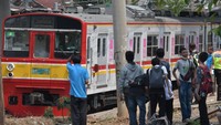 Sejumlah warga mengamati rangkaian KRL (Kereta Rel Listrik) yang anjlok di perlintasan menuju Stasiun Manggarai, Jakarta, Minggu (27/11/2022).  