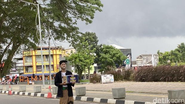 Lengser Sunda Abah dan Ambu turun ke jalan di Sukabumi untuk kumpulkan donasi untuk korban gempa Cianjur.