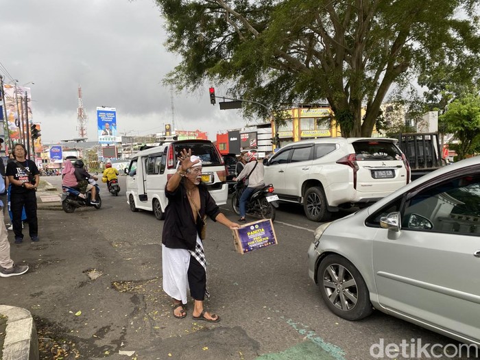 Lengser Sunda Abah dan Ambu turun ke jalan di Sukabumi untuk kumpulkan donasi untuk korban gempa Cianjur.