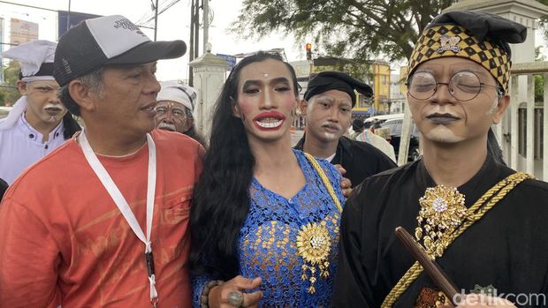 Lengser Sunda Abah dan Ambu turun ke jalan di Sukabumi untuk kumpulkan donasi untuk korban gempa Cianjur.