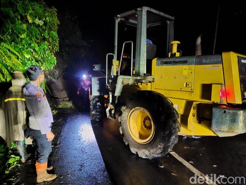 Tebing setinggi 40 meter longsor hingga menutup jalur menuju wisata Gunung Bromo. Sehingga wisatawan terjebak macet sekitar dua jam.