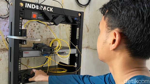 Mahasiswa Elektro UPI membuat jaringan internet di wilayah blank spot Arjasari Kabupaten Bandung.