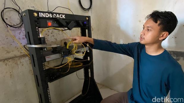 Mahasiswa Elektro UPI membuat jaringan internet di wilayah blank spot Arjasari Kabupaten Bandung.